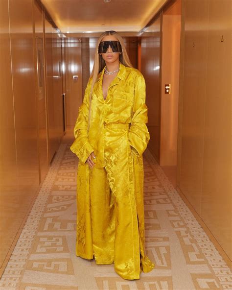 Beyoncé pairs fancy pajamas with the world’s largest .